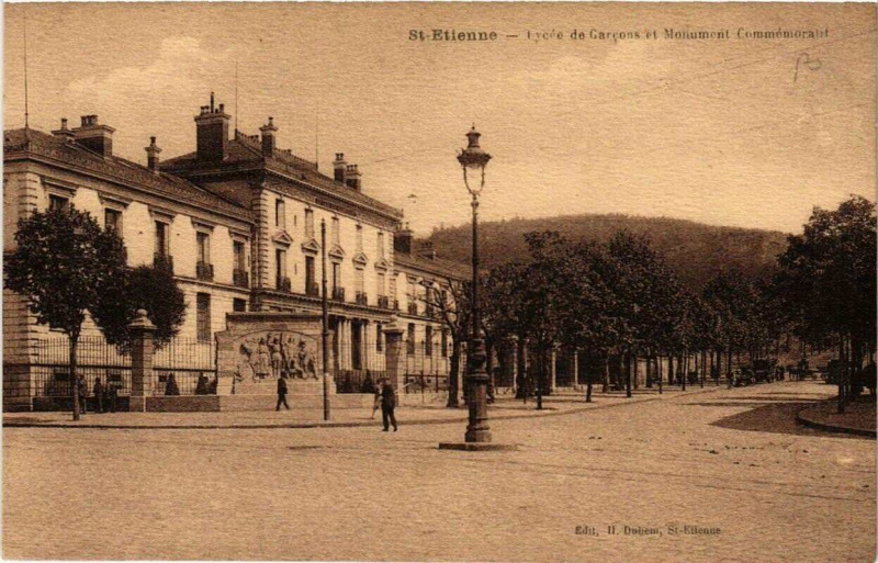 Carte postale ancienne Saint-Etienne Lycée de Garcons et Monument Commémoratif à Saint-Étienne