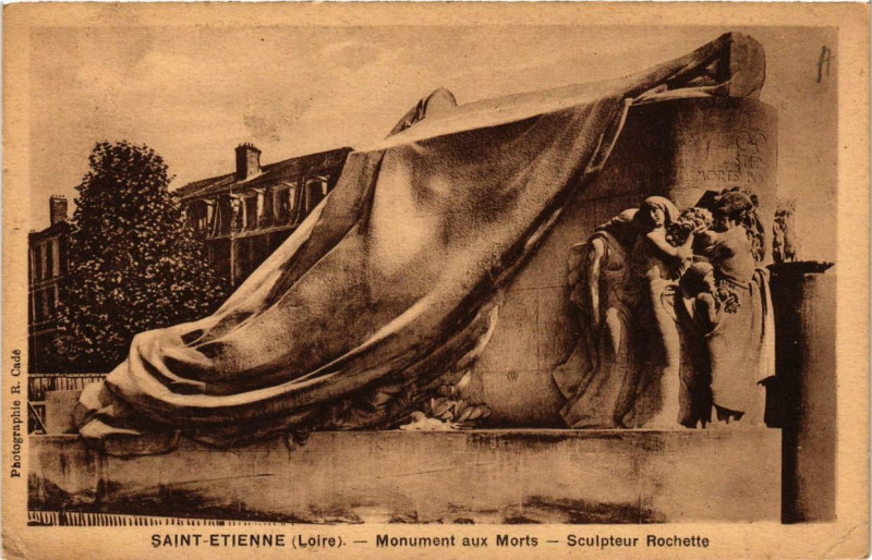 Carte postale ancienne Saint-Etienne Monument aux Morts. Sculpteur Rochette à Saint-Étienne