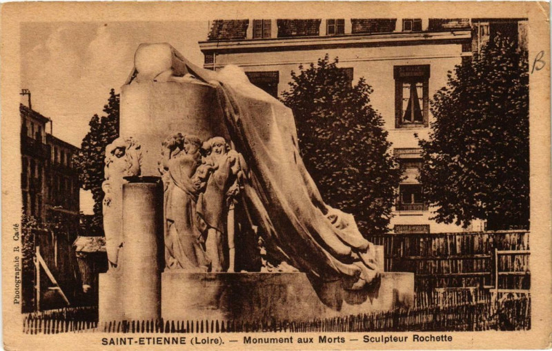 Carte postale ancienne Saint-Etienne Monument aux Morts. Sculpteur Rochette à Saint-Étienne
