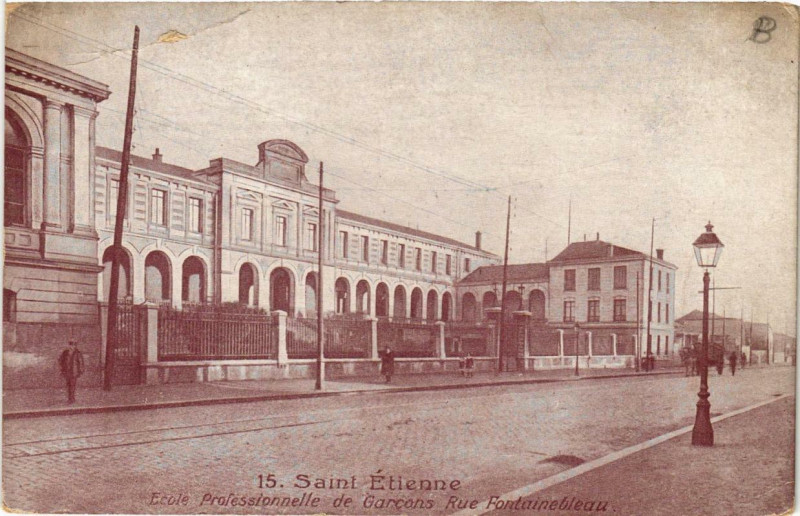 Carte postale ancienne Saint-Etienne Ecole Professionnelle de Garcons. Rue Fontainebleau à Saint-Étienne