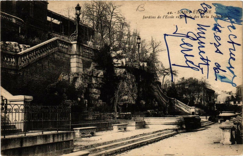 Carte postale ancienne Saint-Etienne Jardins de l'Ecole regionale des Arts Industriels à Saint-Étienne