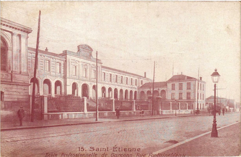 Carte postale ancienne Saint-Etienne Ecole Professionnelle de Garcons. Rue Fontainebleau à Saint-Étienne