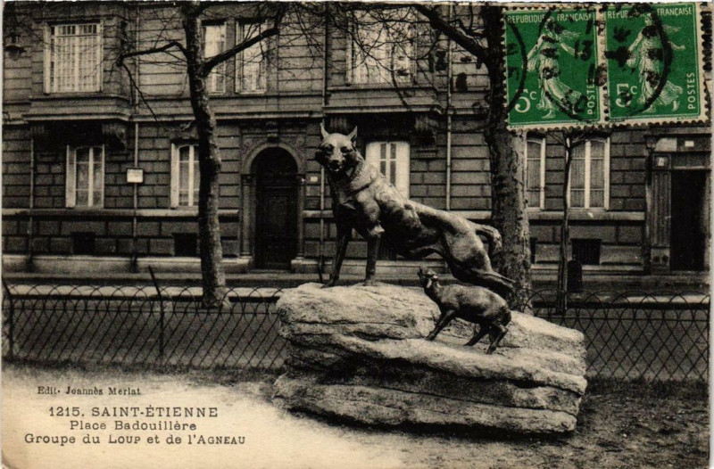 Carte postale ancienne Saint-Etienne Place Badouillere. Groupe du Loup et de l'Agneau à Saint-Étienne