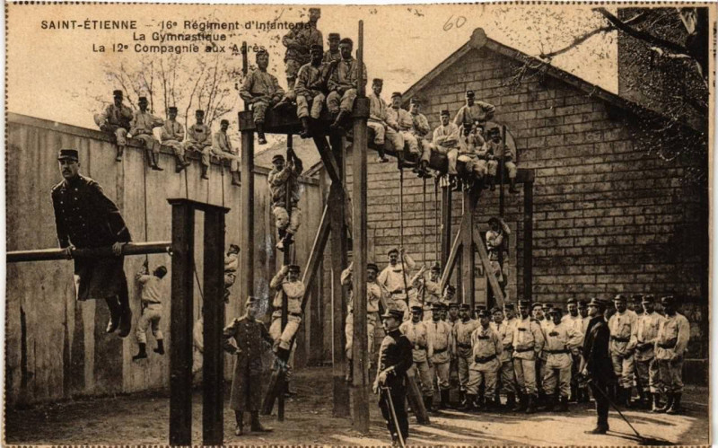 Carte postale ancienne Saint-Etienne 16e regiment d'infanterie. La Gymnastique à Saint-Étienne