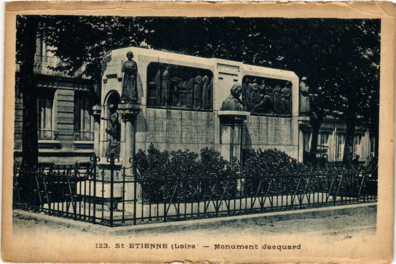 Carte postale ancienne Saint-Etienne Monument Jacquard à Saint-Étienne