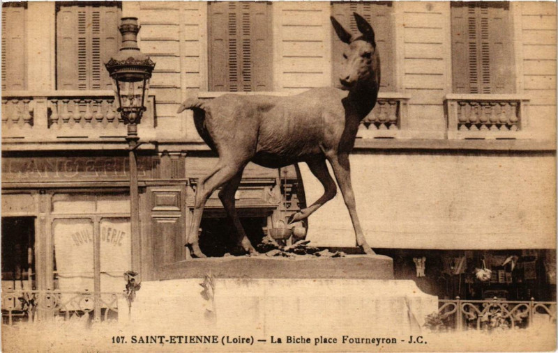 Carte postale ancienne Saint-Etienne La Biche place Fourneyron à Saint-Étienne