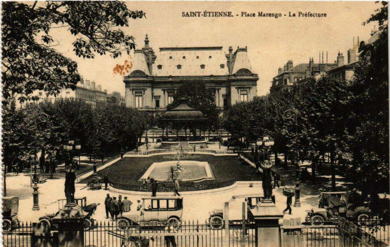 Carte postale ancienne Saint-Etienne Place Marengo. La Préfecture à Saint-Étienne