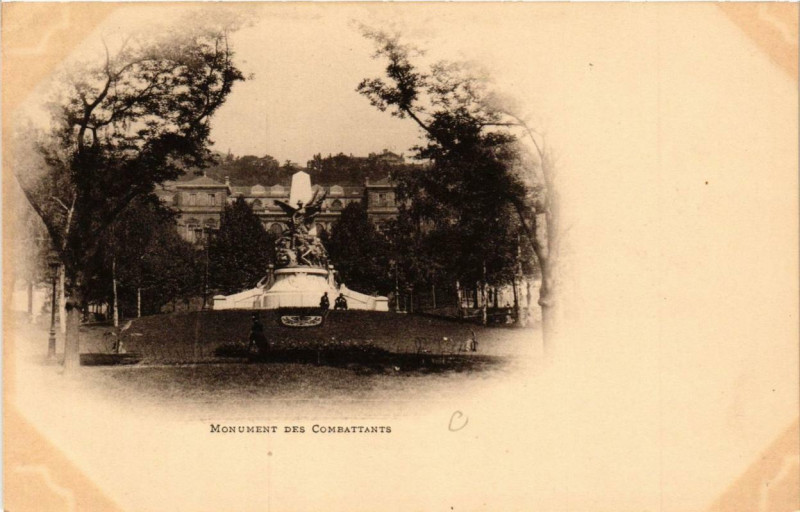 Carte postale ancienne Saint-Etienne Monument des Combattants à Saint-Étienne