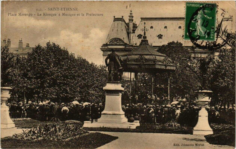 Carte postale ancienne Saint-Etienne Place Marengo. Le Kisoque et la Préfecture à Saint-Étienne