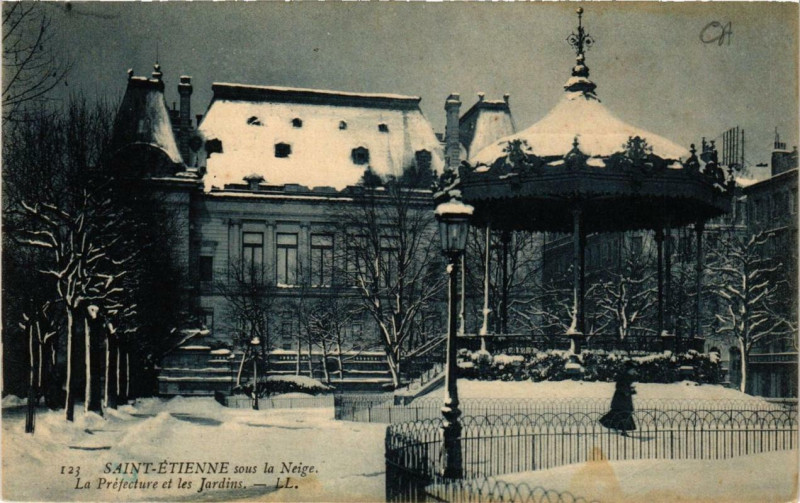 Carte postale ancienne Saint-Etienne sous la Neige. La Préfecture et les Jardins à Saint-Étienne