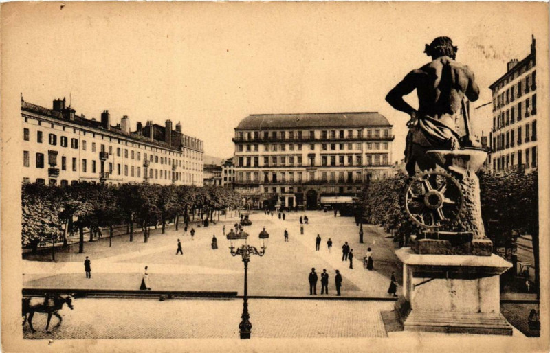Carte postale ancienne Saint-Etienne La Place de l'Hotel de Ville. vue de la Mairie à Saint-Étienne