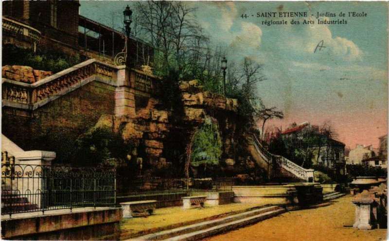 Carte postale ancienne Saint-Etienne Jardins de l'Ecole régionale des Arts Industriels à Saint-Étienne