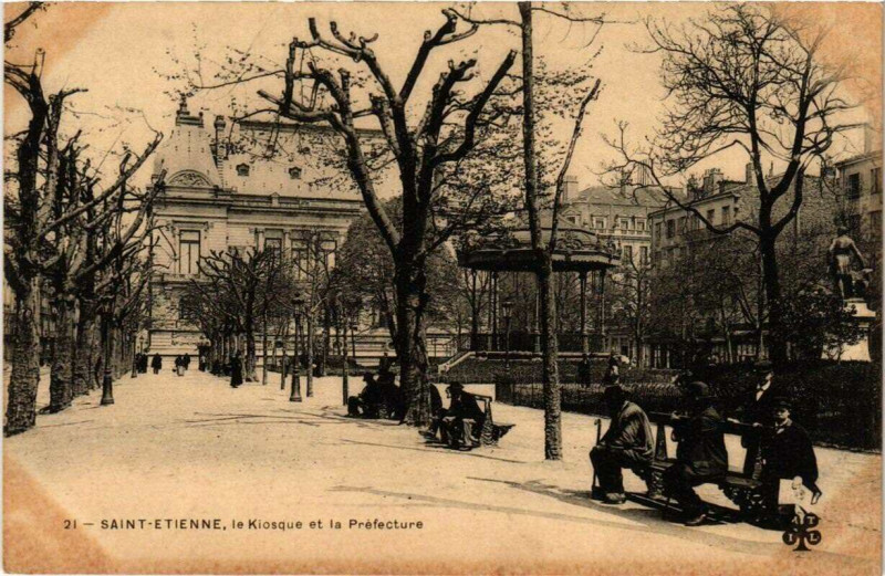 Carte postale ancienne Saint-Etienne Le Kiosque et la Préfecture à Saint-Étienne