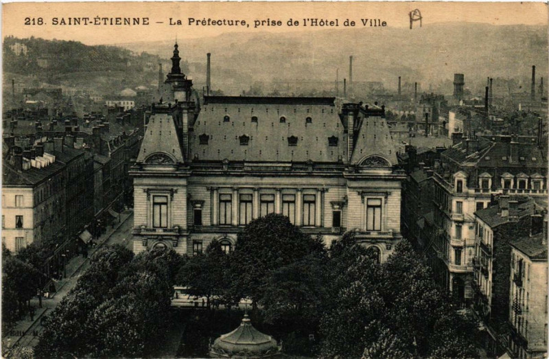Carte postale ancienne Saint-Etienne La Préfecture prise de l'Hotel de Ville à Saint-Étienne