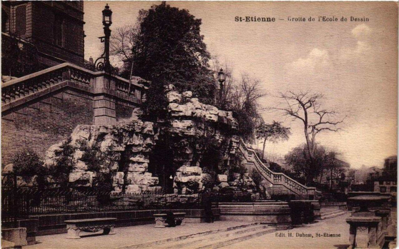 Carte postale ancienne Saint-Etienne Grotte de l'Ecole de Dessin à Saint-Étienne