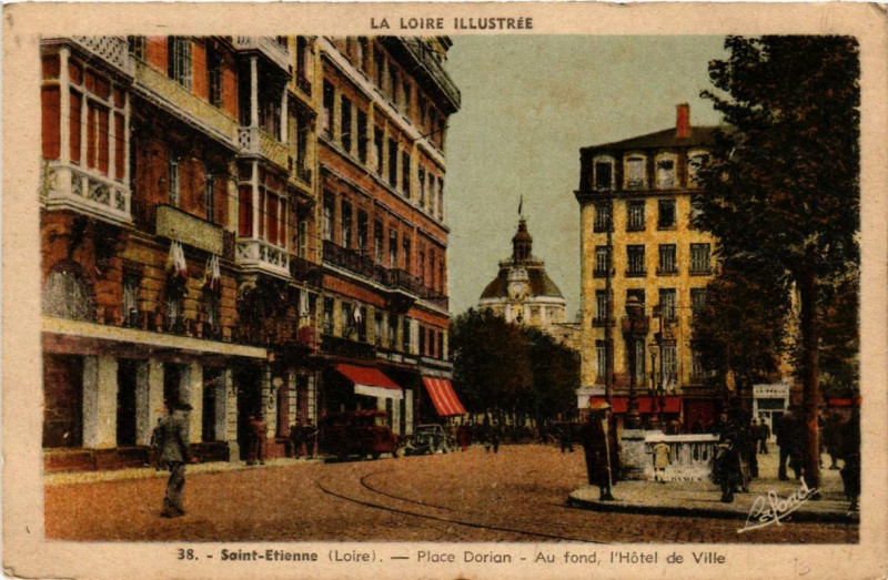 Carte postale ancienne Saint-Etienne Place Dorian. Au fond l'Hotel de Ville à Saint-Étienne