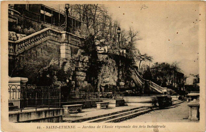 Carte postale ancienne Saint-Etienne Jardins de l'Ecole régionale des Arts Industriels à Saint-Étienne