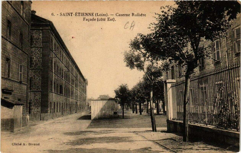 Carte postale ancienne Saint-Etienne Caserne Rulliere à Saint-Étienne