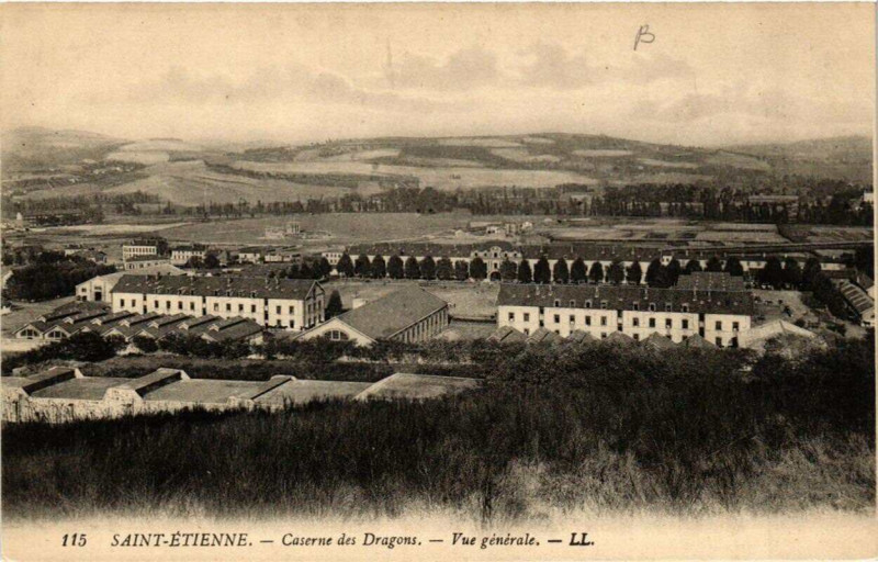 Carte postale ancienne Saint-Etienne Caserne des Dragons. Vue générale à Saint-Étienne