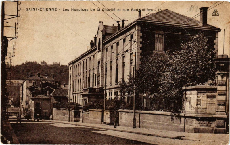 Carte postale ancienne Saint-Etienne Les Hospices de la Charité et Rue Badouillere à Saint-Étienne