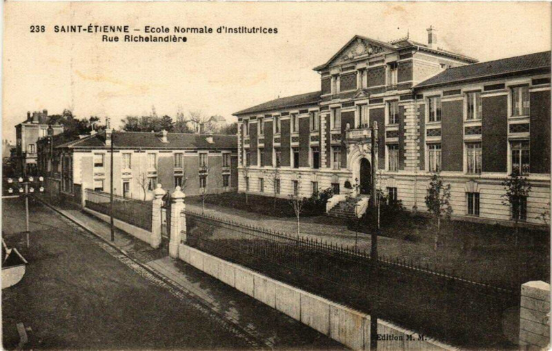 Carte postale ancienne Saint-Etienne Ecole Normale d'institutrices. Rue Richelandiere à Saint-Étienne