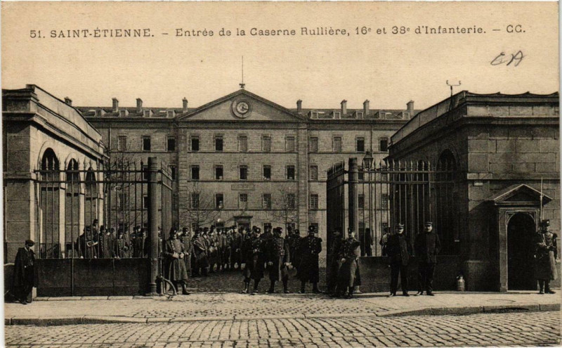 Carte postale ancienne Saint-Etienne Entrée de la Caserne Rulliere à Saint-Étienne