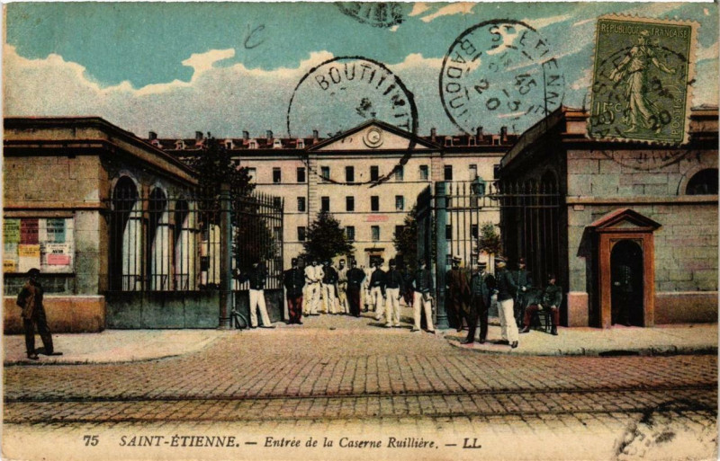 Carte postale ancienne Saint-Etienne Entrée de la Caserne Rulliere à Saint-Étienne