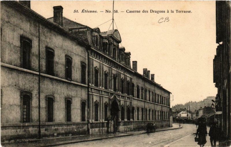 Carte postale ancienne Saint-Etienne Caserne des Dragons a la Terrasse à Saint-Étienne