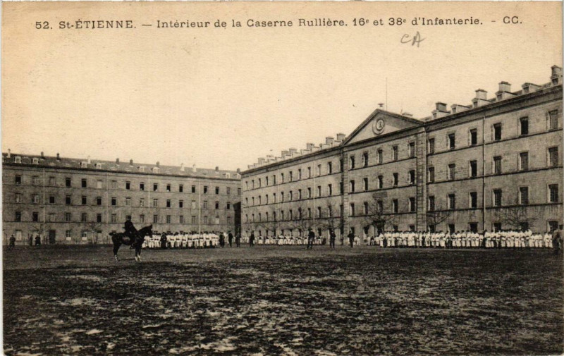 Carte postale ancienne Saint-Etienne Interieur de la Caserne Rulliere à Saint-Étienne