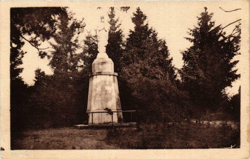 Carte postale ancienne Violay N.-D. De Violay dans un joli Parc de Verdure à Violay