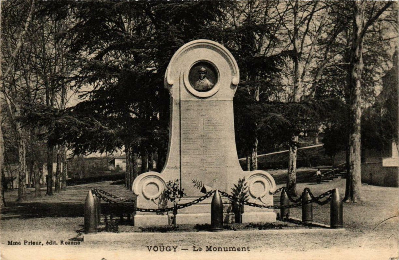 Carte postale ancienne Vougy Le Monument à Vougy