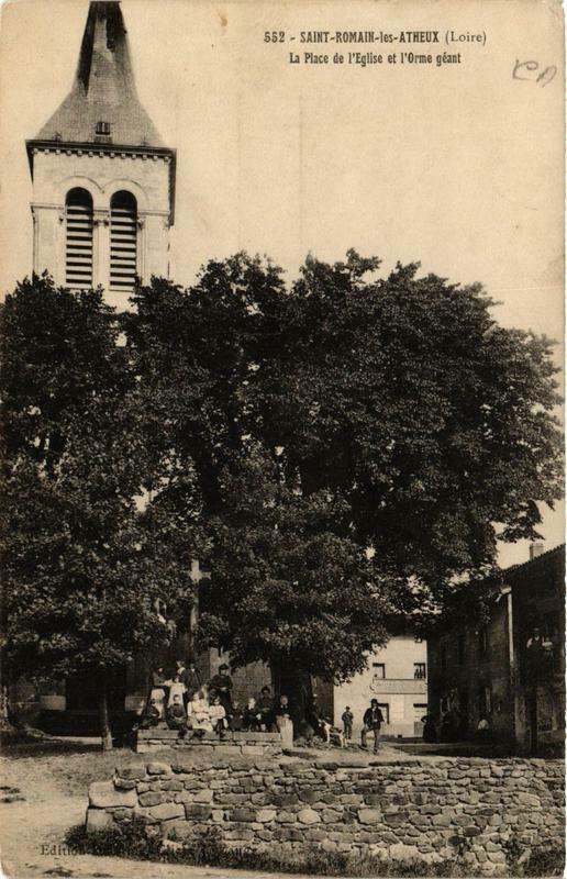 Carte postale ancienne Saint-Romain-les-Atheux La Place de l'Eglise et l'Orme géant à Saint-Romain-les-Atheux