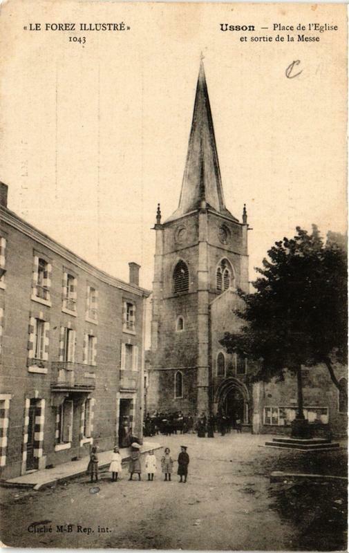 Carte postale ancienne Usson Place de l'Eglise et sortie de la Messe