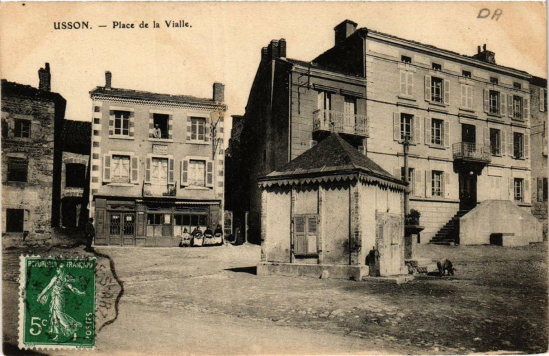 Carte postale ancienne Usson Place de la Vialle