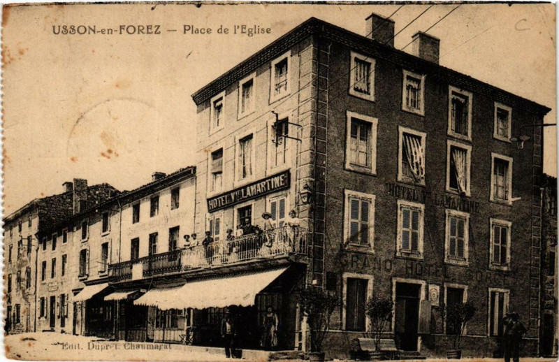 Carte postale ancienne Place de l'Eglise à Usson-en-Forez