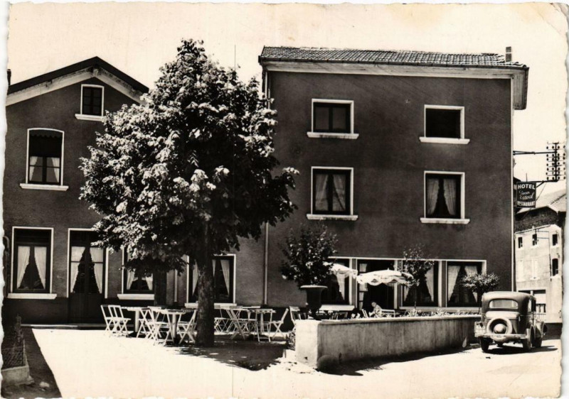 Carte postale ancienne Usson-en-Forez Belle station estivale. Grand Hotel Rival à Usson-en-Forez