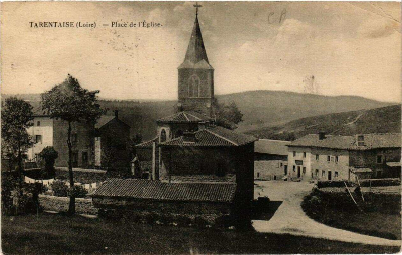 Carte postale ancienne Tarentaise Place de l'Eglise à Tarentaise