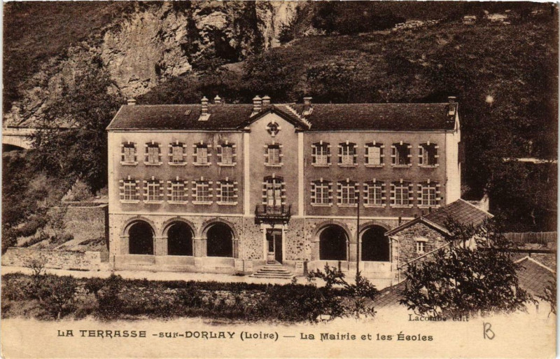 Carte postale ancienne La Terrasse-sur-Dorlay La Mairie et les Ecoles à Lay