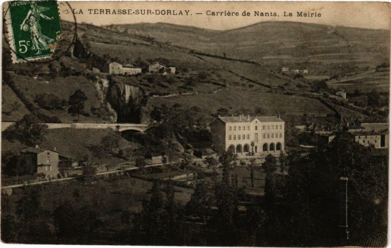 Carte postale ancienne La Terrasse-sur-Dorlay Carriere de Nanta. La Mairie à Lay