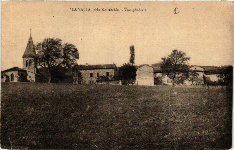 Carte postale ancienne La Valla pres Noiretable Vue générale à Noirétable