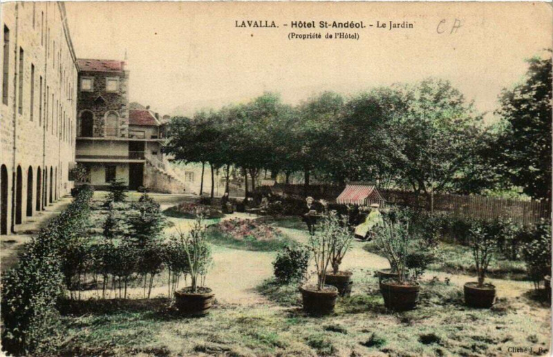 Carte postale ancienne La Valla Hotel Saint-Andéol. Le Jardin