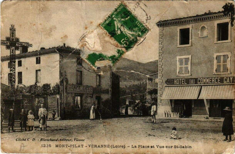 Carte postale ancienne Mont-Pilat-Veranne La Place et vue sur Saint-Sabin