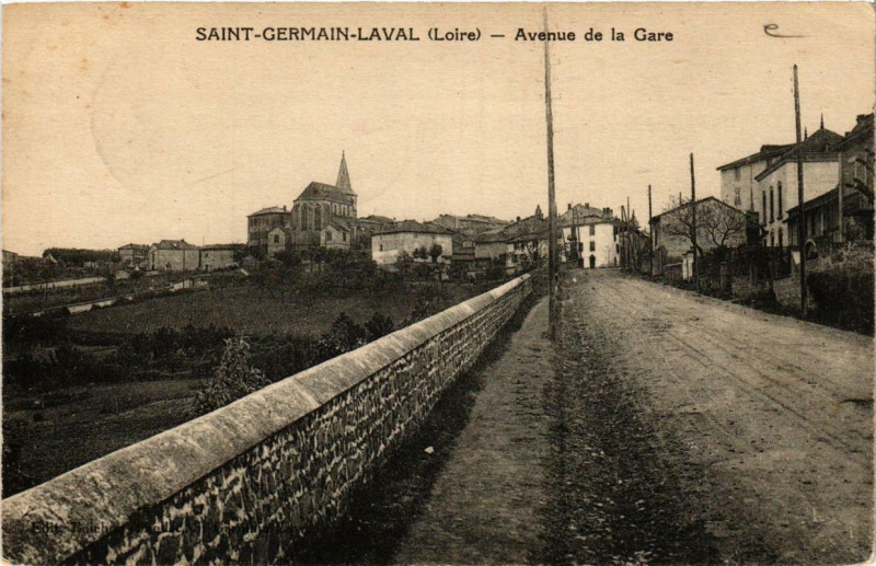 Carte postale ancienne Saint-Germain-Laval Avenue de la Gare à Saint-Germain-Laval
