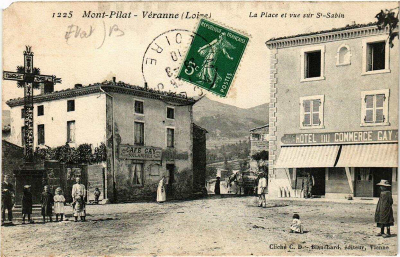 Carte postale ancienne Mont-Pilat-Veranne La Place et vue sur Saint-Sabin