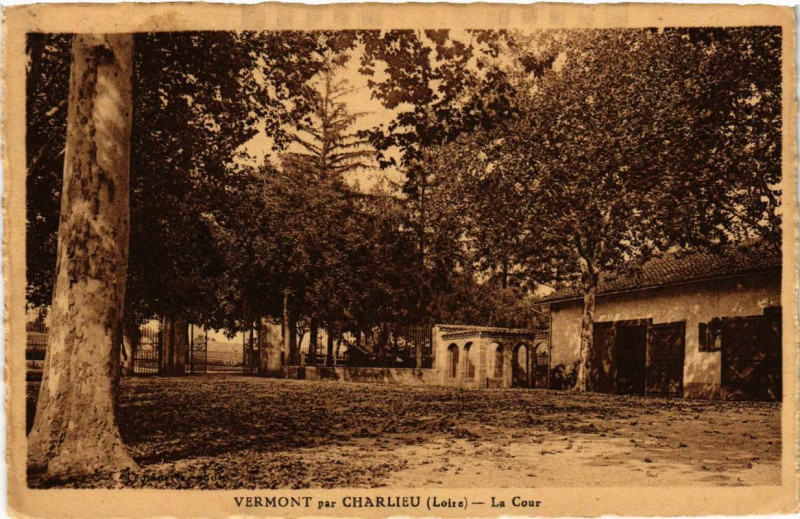 Carte postale ancienne Vermont-par-Charlieu La Cour à Charlieu