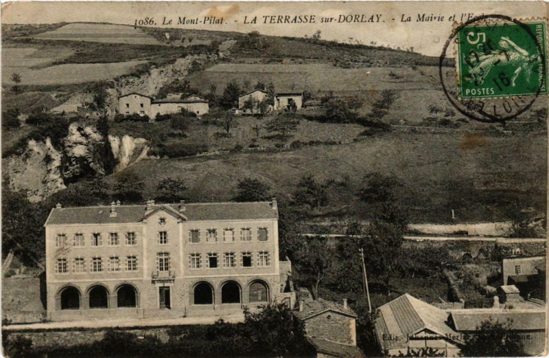 Carte postale ancienne Mont-Pilat La Terrasse-sur-Dorlay La Mairie et l'Ecole à Lay