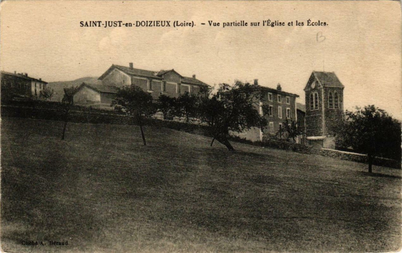 Carte postale ancienne Saint-Just-en-DOIZIEUx Vue partielle sur l'Eglise et les Ecoles à Doizieux