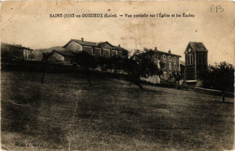 Carte postale ancienne Saint-Just-en-DOIZIEUx Vue partielle sur l'Eglise et les Ecoles à Doizieux