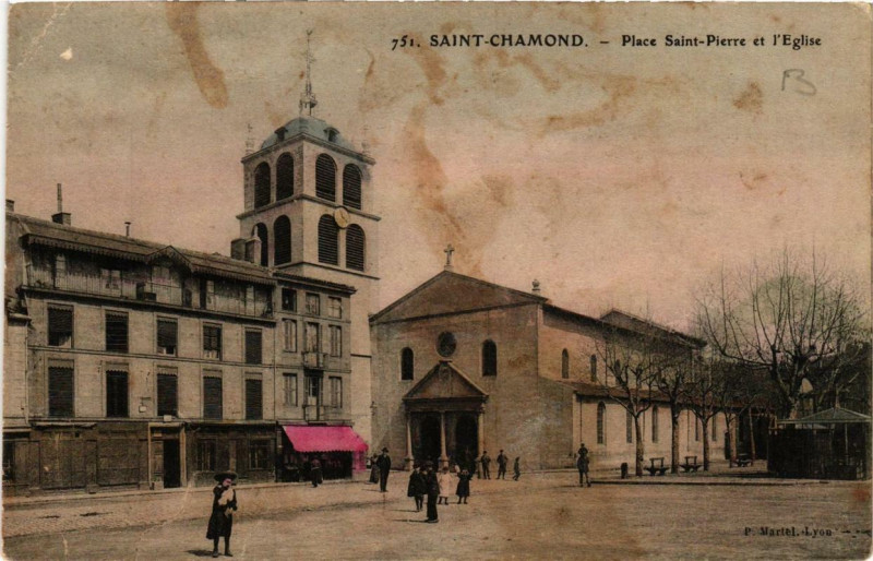 Carte postale ancienne Saint-Chamond Place Saint-Pierre et l'Eglise à Saint-Chamond
