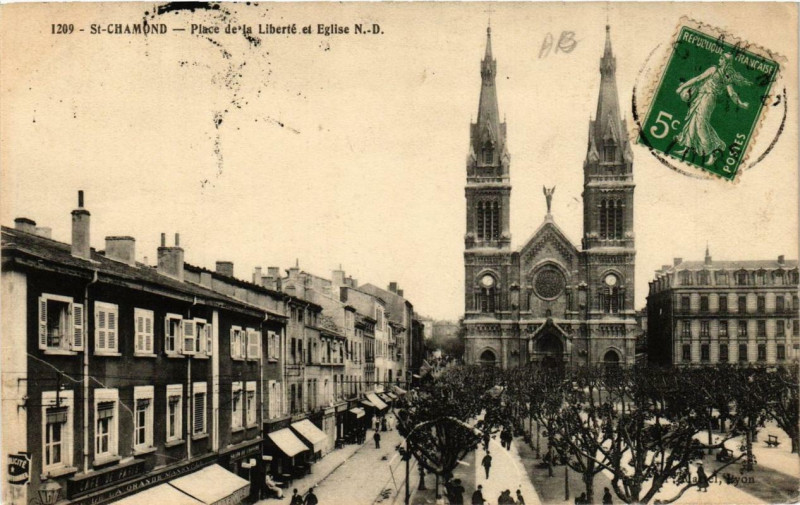 Carte postale ancienne Saint-Chamond Place de la Liberté et Eglise N.-D à Saint-Chamond